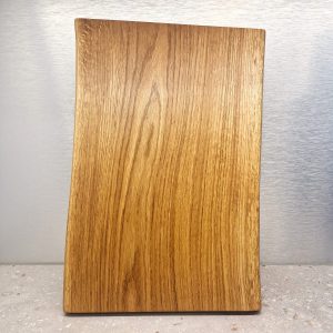 Käsityönä valmistettu tuppeensahattu tamminen leikkuulauta, joka korostaa luonnollisia puunsyitä.