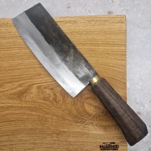 Käsintehty nakiri-veitsi, jossa puinen kahva