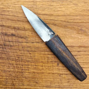 pieni hiiliteräsveitsi käsityötä