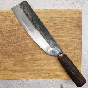 Käsintehty bbq-veitsi, jossa puinen kahva