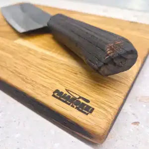 Käsintehty veitsi ja leikkuulauta