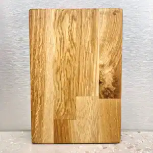 Käsityönä valmistettu tammi leikkuulauta, joka korostaa luonnollisia puunsyitä.